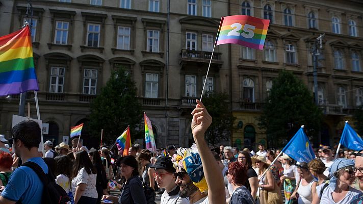 Telediario 1 - Hungría celebra un referéndum para votar la ley anti LGTBI de Orbán