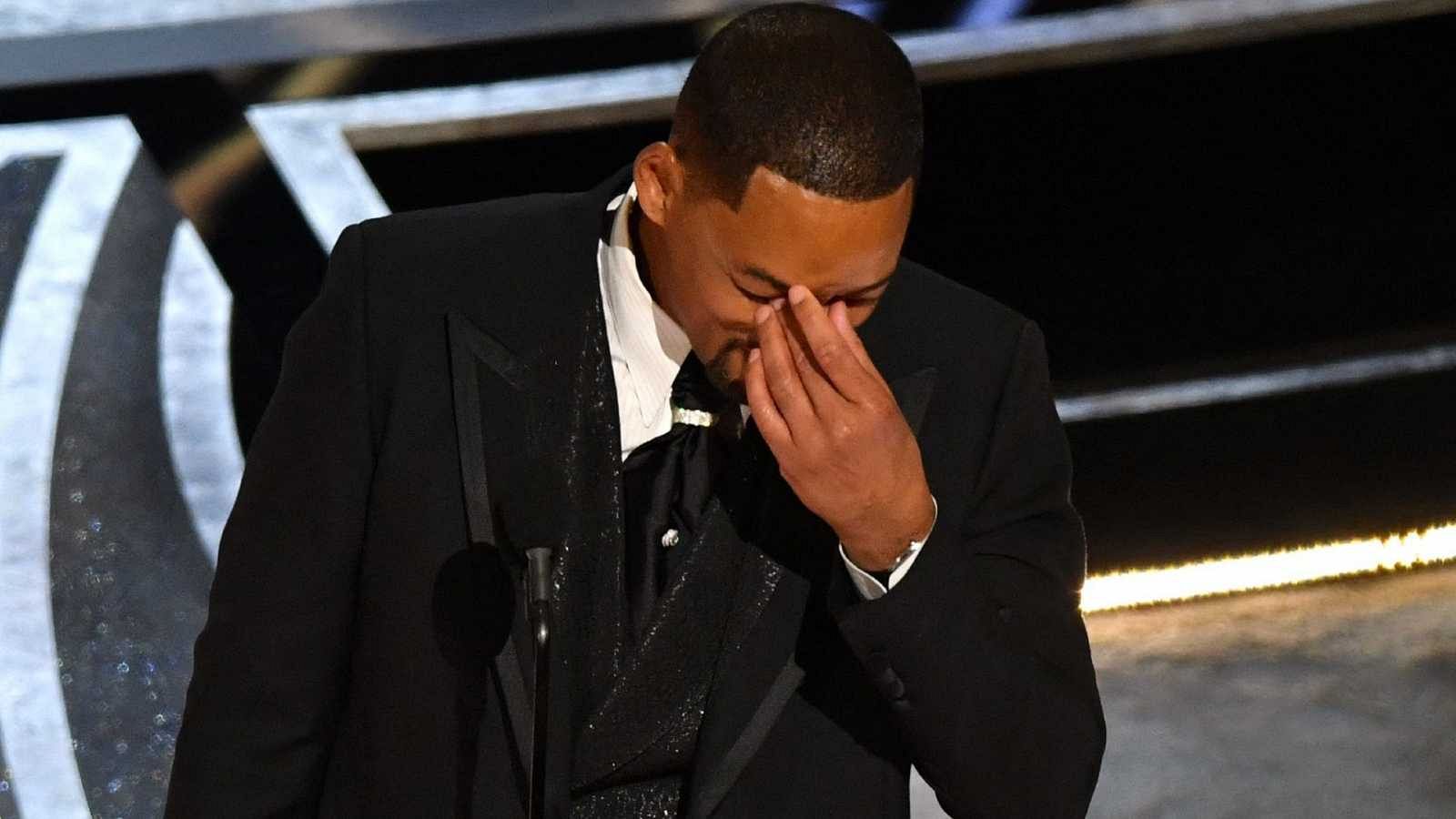 Will Smith abandona la Academia de Hollywood tras su bofetada a Chris Rock | Ver