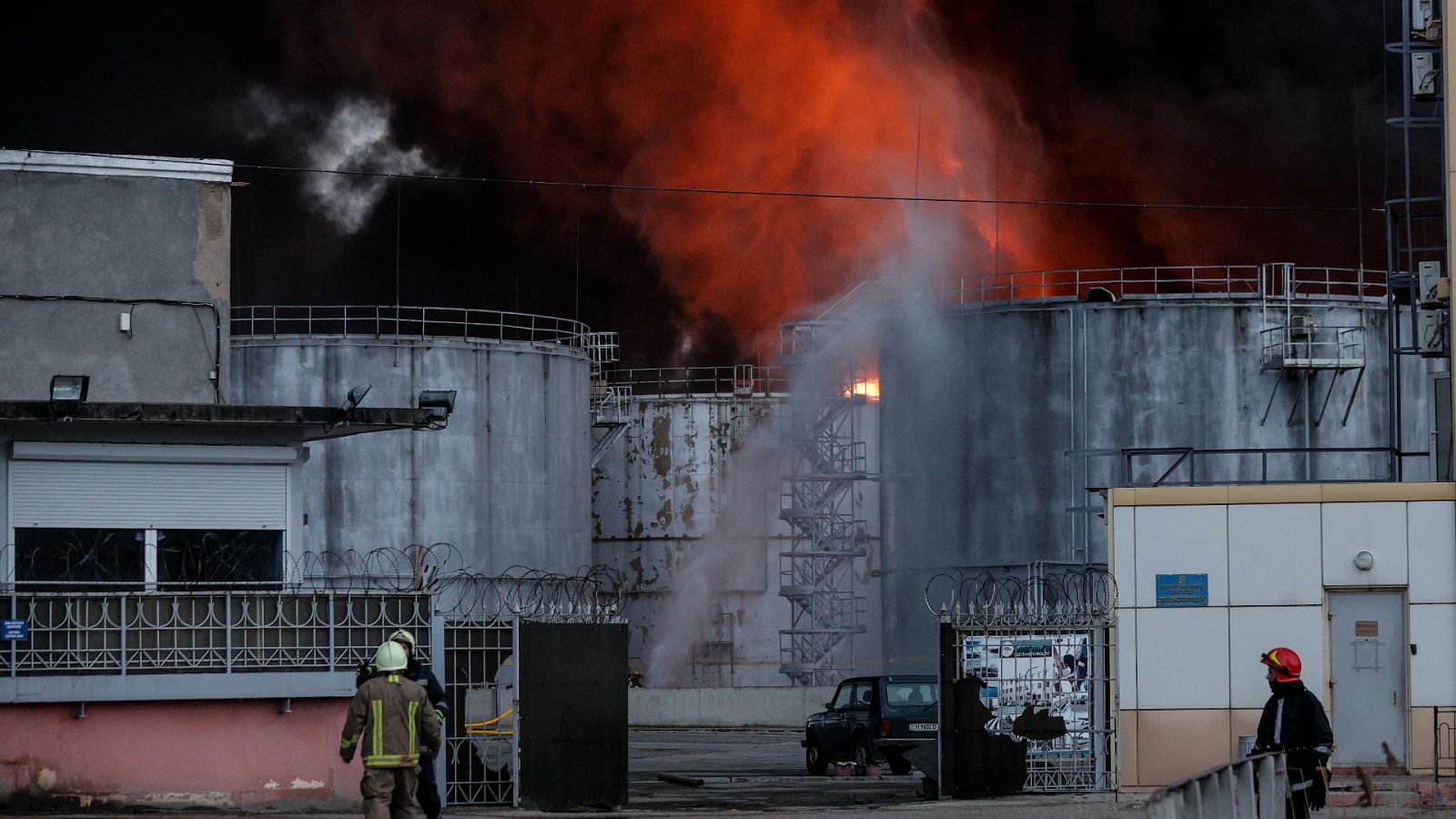 Fuertes explosiones en la ciudad ucraniana en Odesa cerca de una refinería - Informativo 24h | Ver