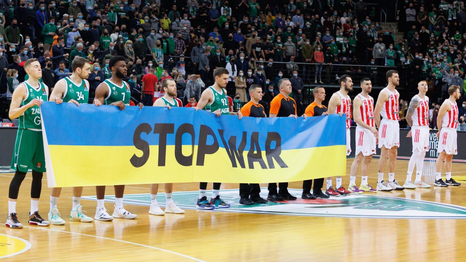 Estrella Roja se niega a portar una bandera con "Stop War" | Ver