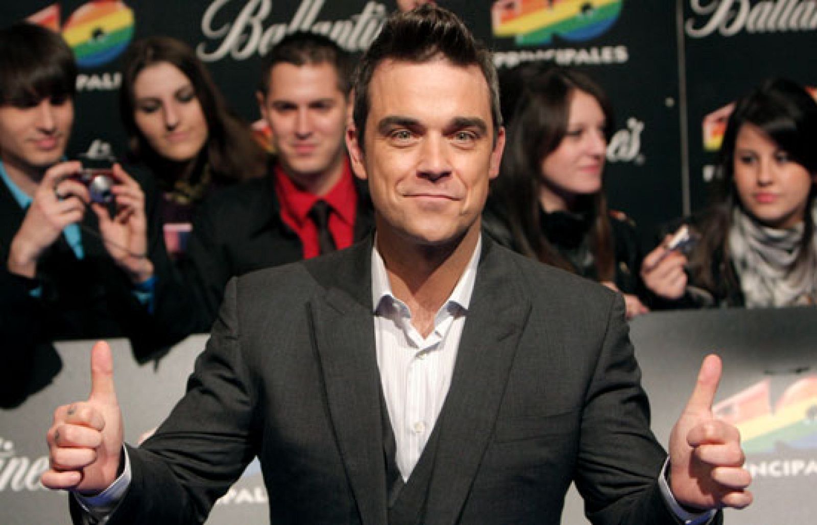 Robbie Williams vuelve a la carga con nuevo trabajo | Ver