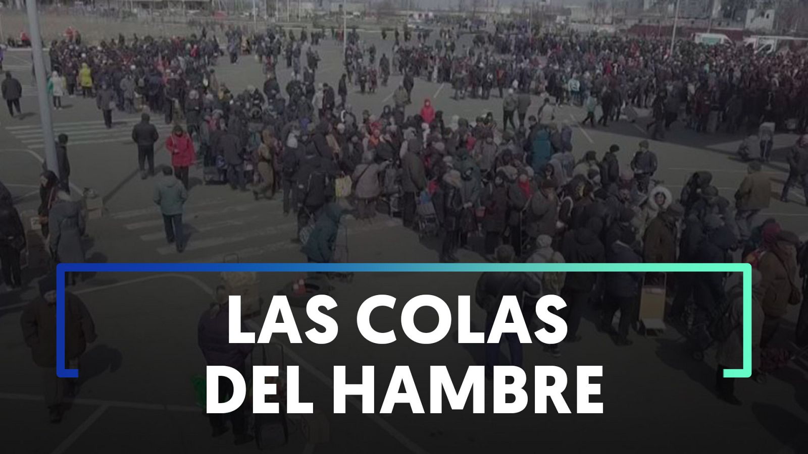 Cientos de personas hacen largas colas en Mariúpol para recibir ayuda humanitaria de Rusia  - Ver ahora