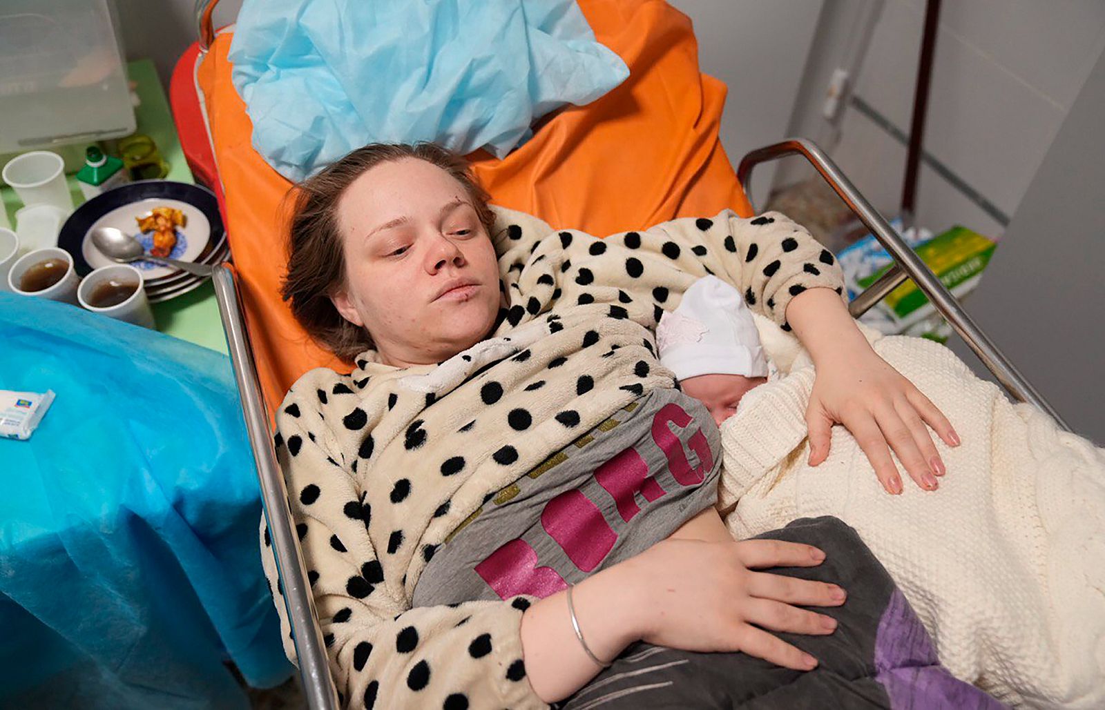 Muchas dudas sobre la influencer que niega el ataque a la maternidad de Mariupol | Ver