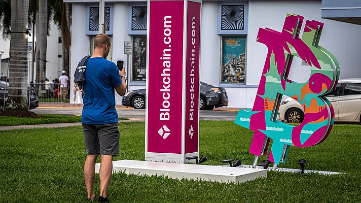 Telediario 1 - Miles de jóvenes se reúnen en Badalona para asistir a un congreso organizado por una empresa acusada de estafa piramidal