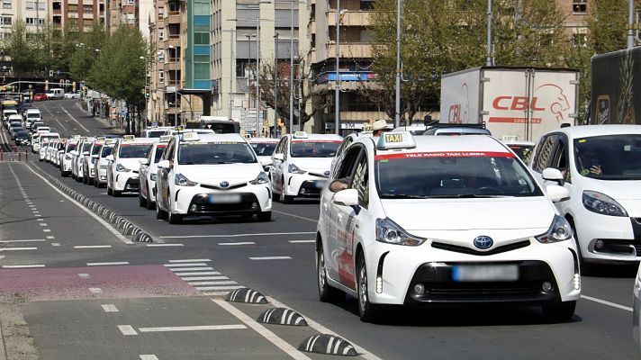 L'Informatiu - Els taxistes protesten per la mort a ganivetades d'un company i denuncien inseguretat