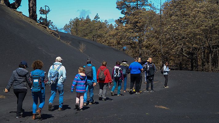 Telediario 1 - Comienzan las rutas guiadas al cono del volcán de La Palma
