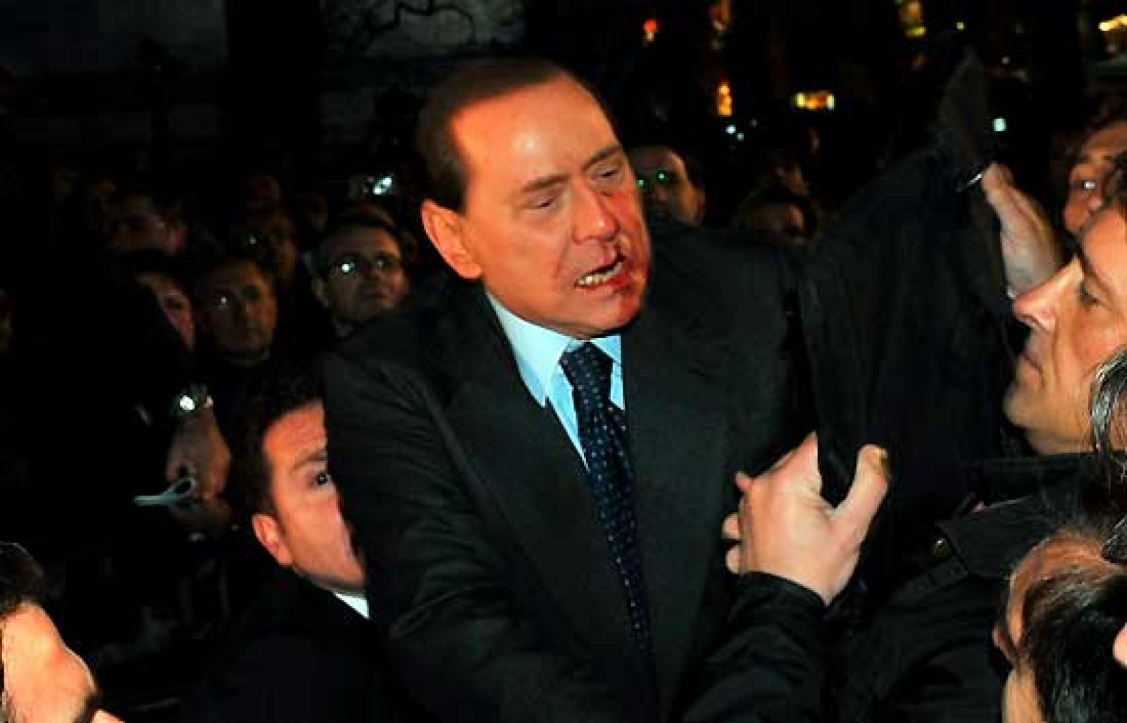 Agresión a Berlusconi tras un mitin | Ver