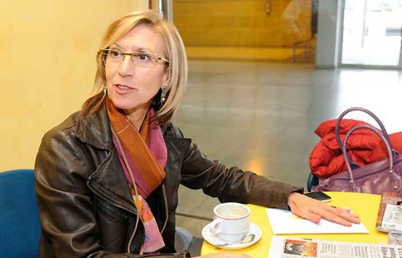 Rosa Díez entrega una carta a los hijos de Haidar