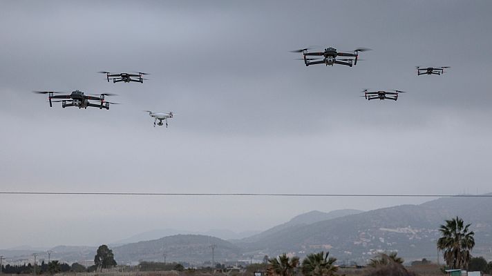 Telediario 1 - Prueban en Valencia el primer vuelo masivo y simultáneo de drones en Europa