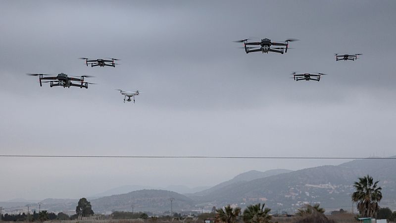 Prueban en Valencia el primer vuelo masivo y simultáneo de drones en Europa | Ver