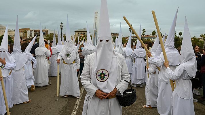 Telediario 1 - Las procesiones de Semana Santa de todo el país, pendientes de la lluvia