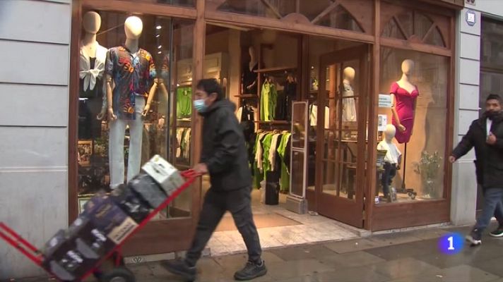 L'Informatiu - Els hàbits de consum s'adapten per fer front a l'escalada de preus