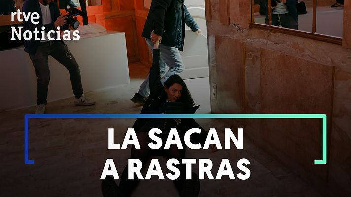 Modo Digital - Expulsan a una activista por sacar una pancarta que muestra el vínculo de Le Pen con Putin