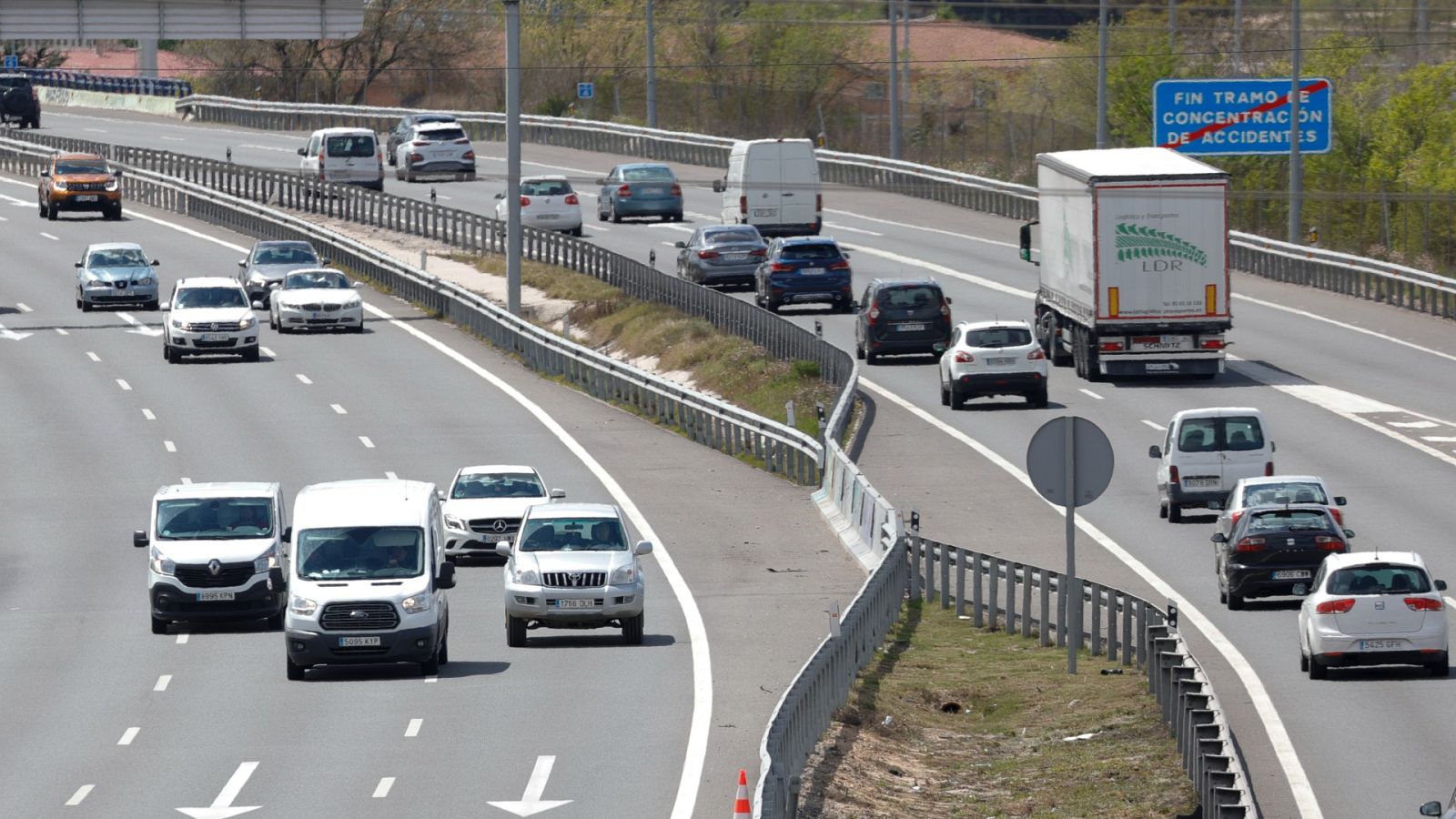 Atascos en las salidas de las ciudades en la segunda fase de la operación de Semana Santa