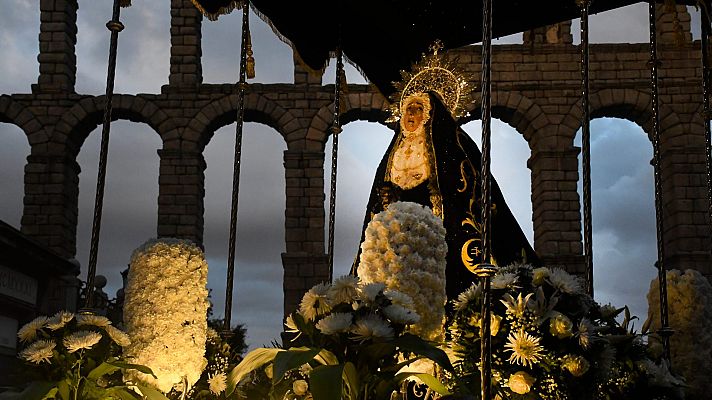 Telediario 2 - Las procesiones desfilan por el centro de las ciudades españolas este Jueves Santo