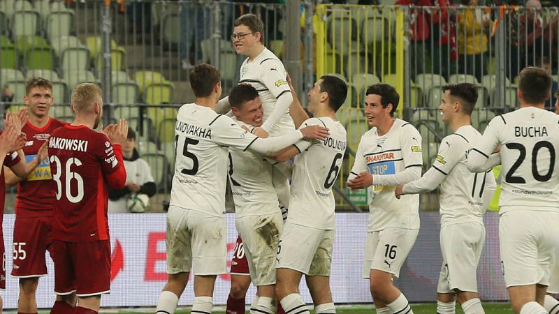 Un niño refugiado de Mariupol marca un gol a la guerra en un partido con el Shakhtar