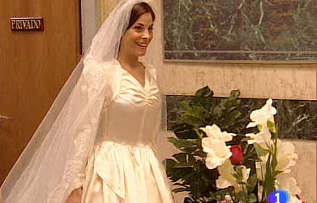 Amar en tiempos revueltos - Clementina se viste de blanco