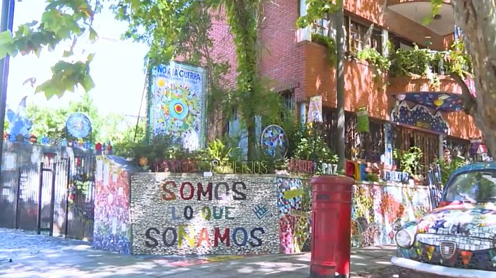 Telediario 2 - Una artista transforma su casa con mosaicos de Gaudí