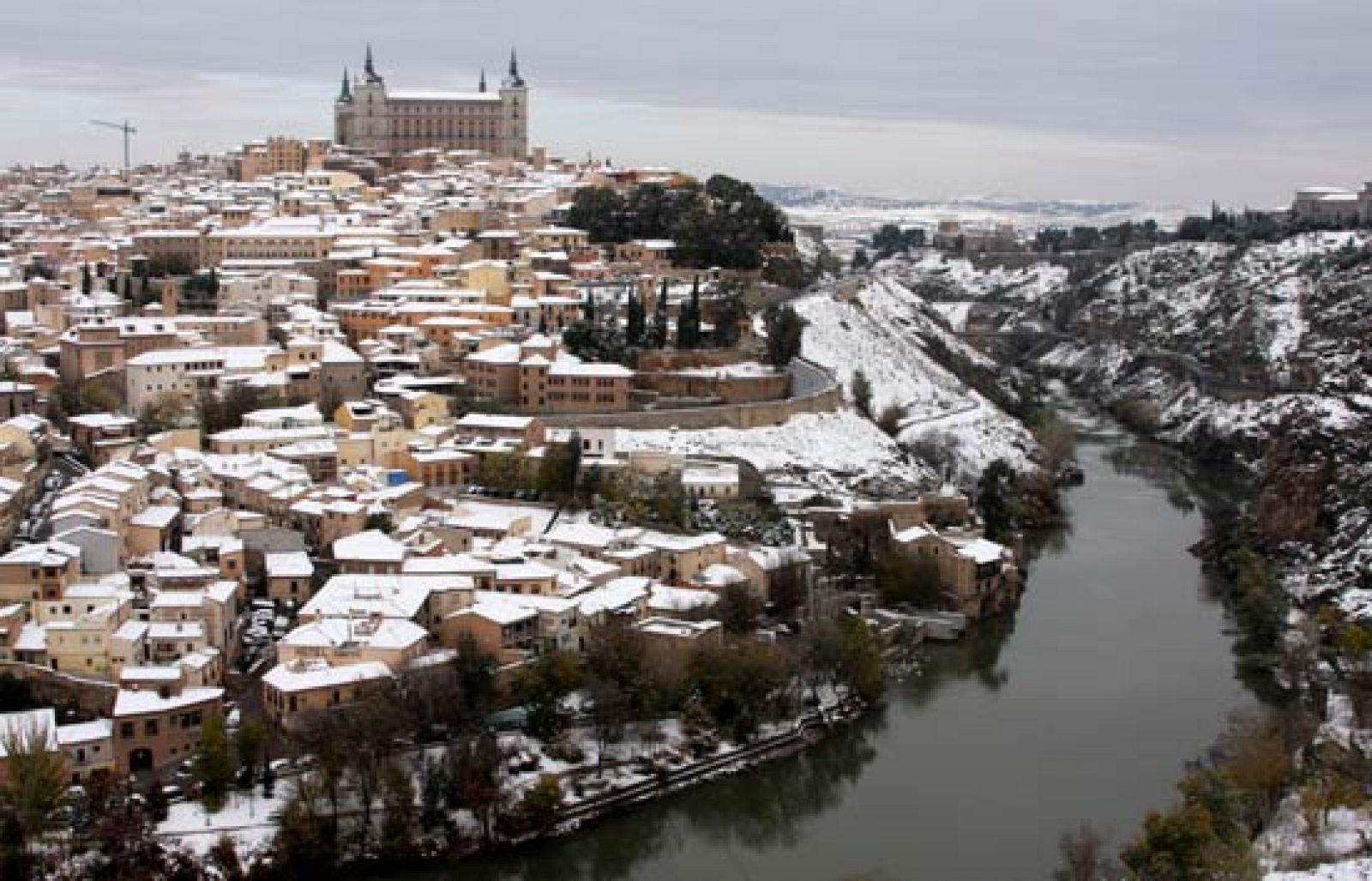 La nieve cubre de blanco el centro de la Península | Ver