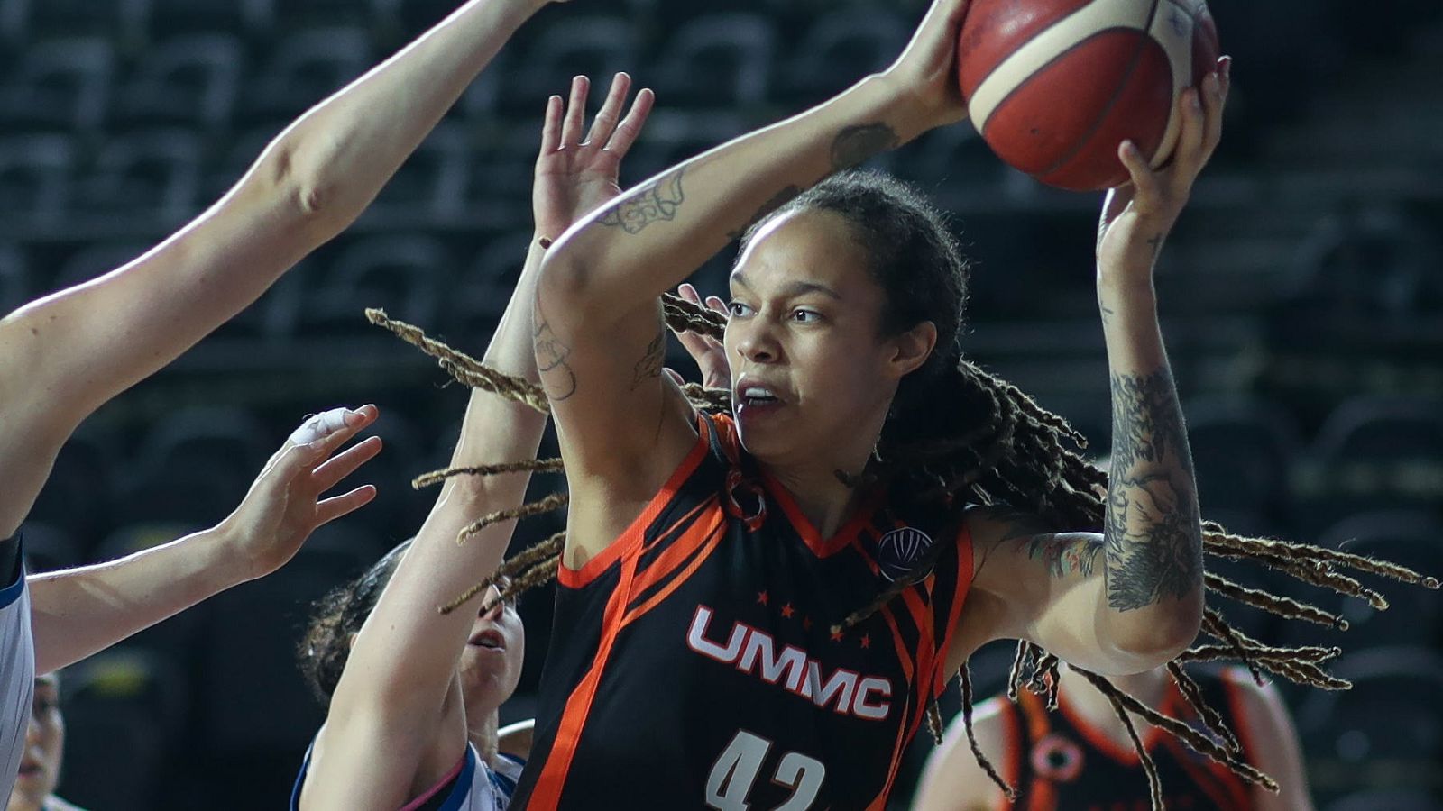 La jugadora de baloncesto estadounidense Griner, dos meses detenida en Rusia -- Ver ahora