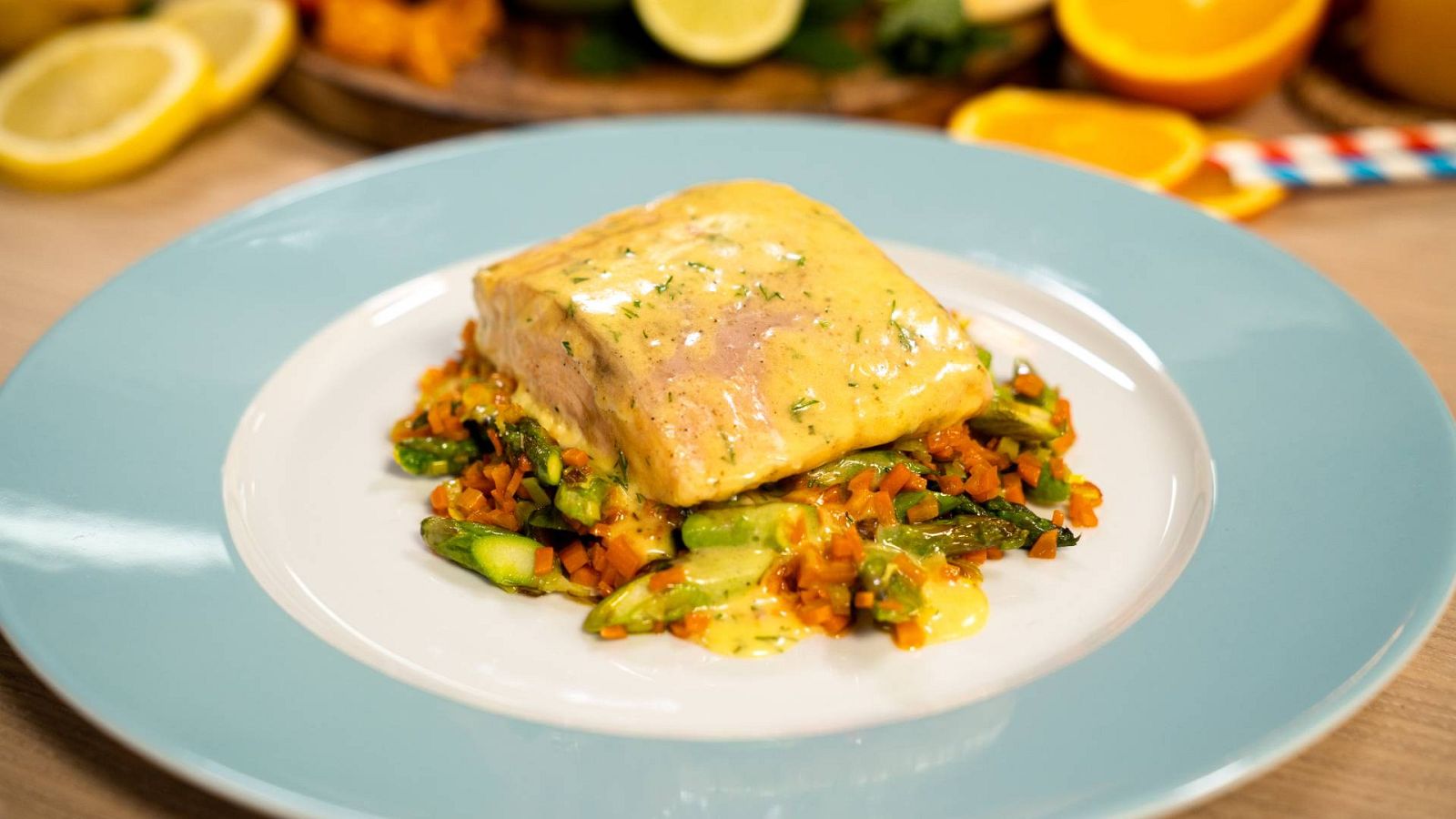 Menudos Torres - Receta de salmón asado en salsa sabayón de naranja y eneldo