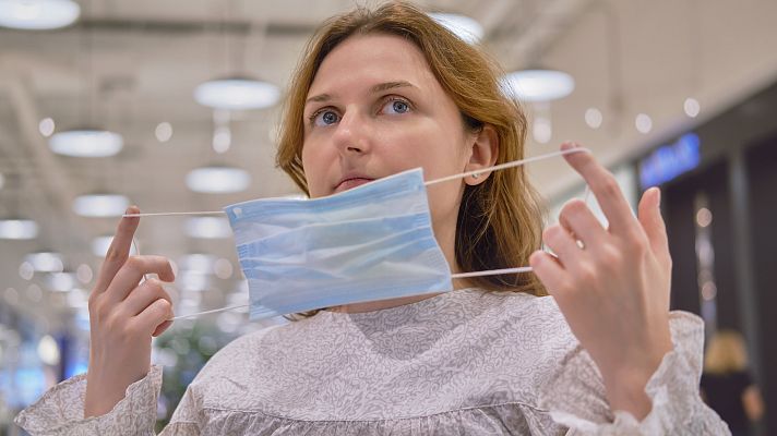 Telediario 1 - El Consejo de Ministros aprueba el fin del uso obligatorio de la mascarilla en interiores