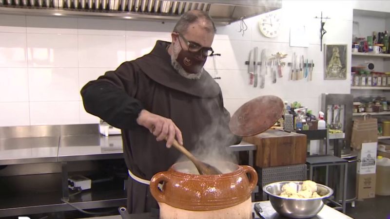 Un fraile franciscano triunfa con sus clases de cocina en Youtube | Ver