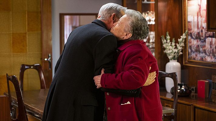 Cuéntame cómo pasó - Herminia ha estado llamando a la línea 906