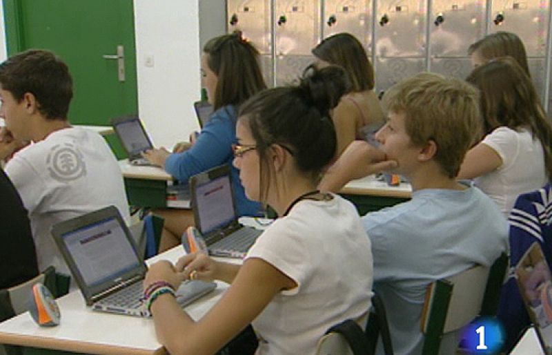 La Sociedad Oftalmológica de Valencia ha negado que el uso de pantallas de ordenador pequeñas pueda causar miopía | Ver