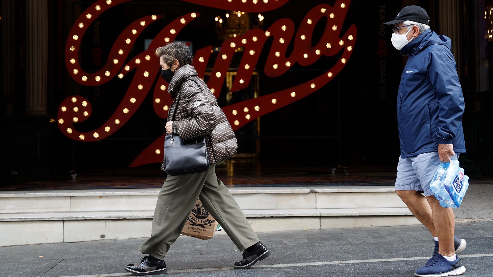 Salud, miedo o presión social: las razones para seguir llevando mascarilla | Ver
