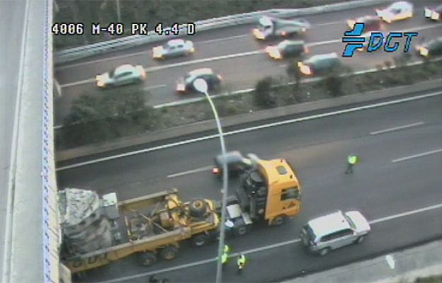  - Camión atascado en la M-40