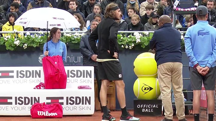 Telediario 2 - Tsitsipas pasa en un día convulso por la lluvia en el Godó