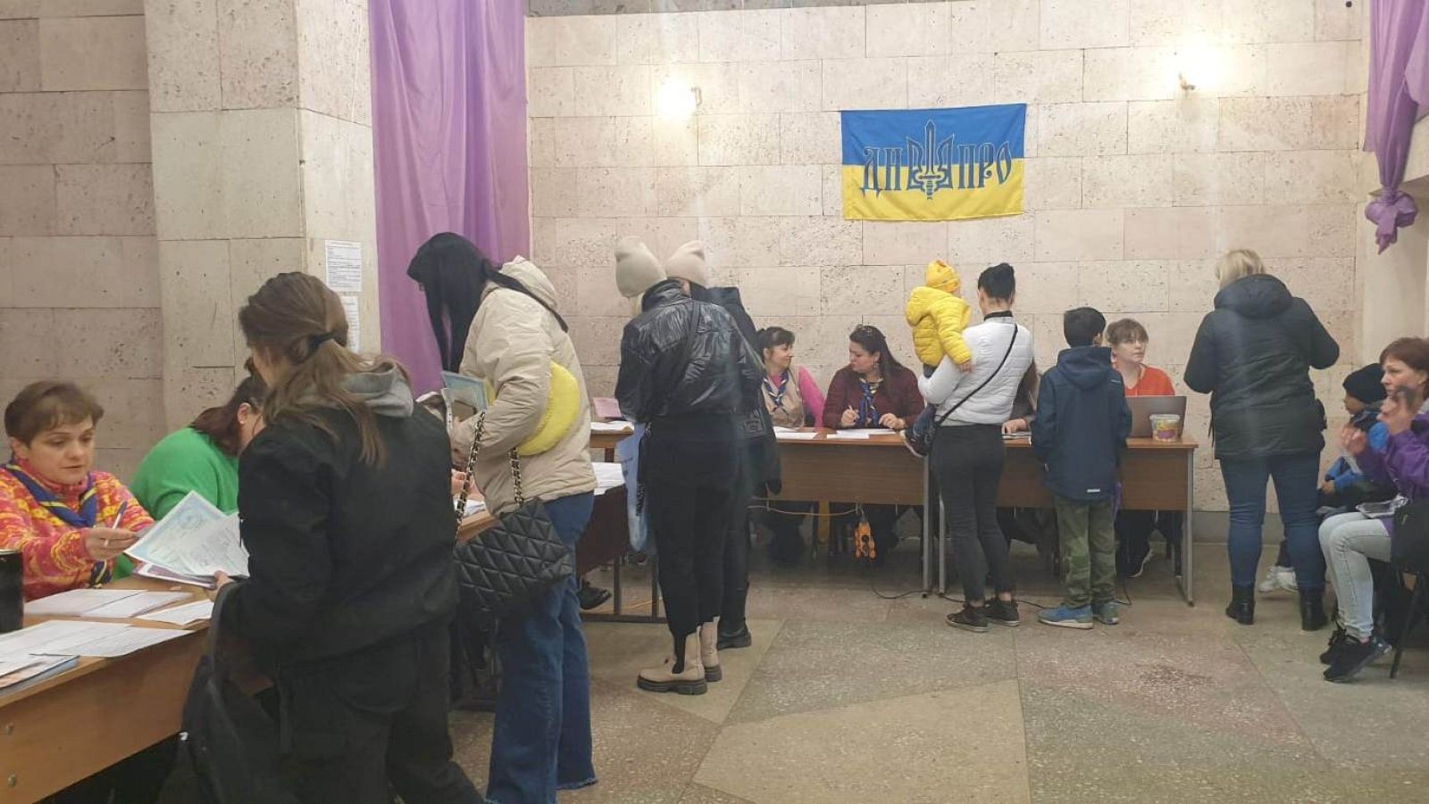 La incertidumbre de los desplazados en Dnipro: "Los niños no quieren hablar por miedo" | Ver