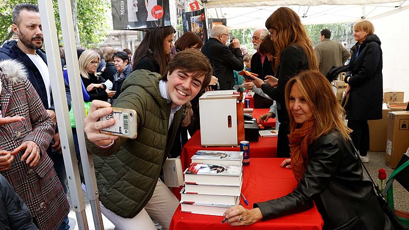 Vuelven los libros y las firmas en el primer Sant Jordi sin mascarillas | Ver