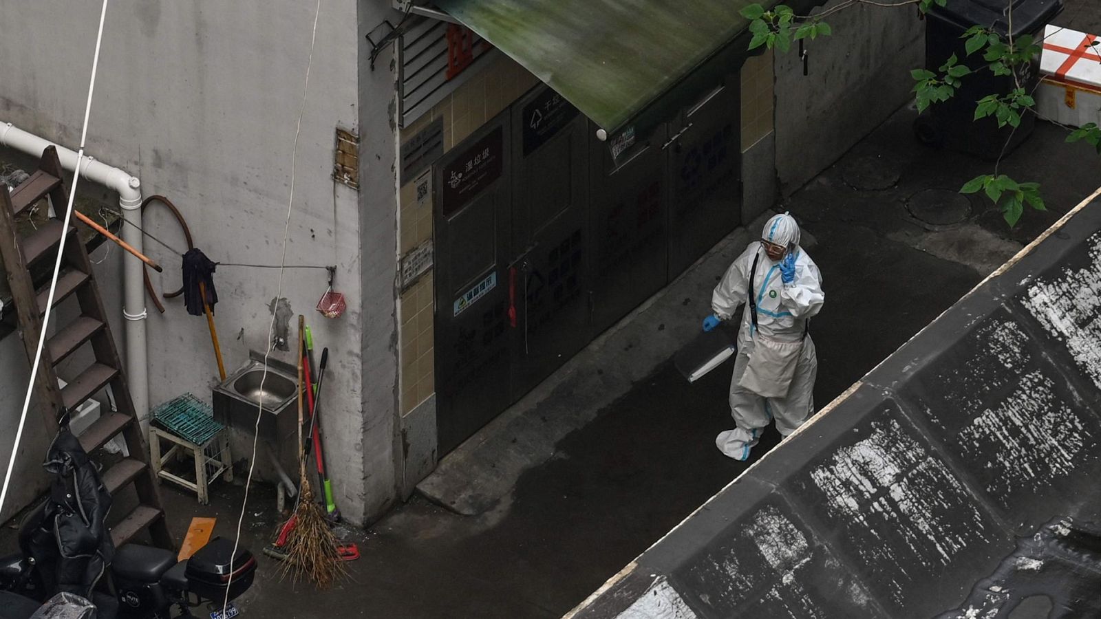 Un español confinado en Shanghái: "Hay edificios con las puertas bloqueadas" - Informativo 24h | Ver