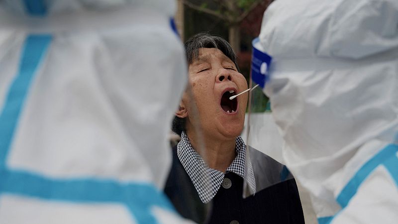 Pekín sufre un nuevo rebrote de COVID-19 y teme seguir los pasos de Shanghai