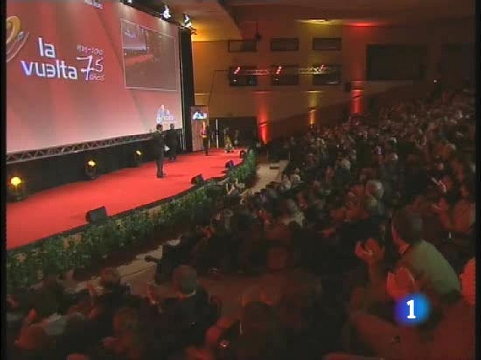 La 65ª edición de la Vuelta a España ha sido presentada en Sevilla con la presencia de todos los campeones. La etapa prólogo nocturna, los altos en Lagos, Portobello o La Bola del Mundo, son los grandes atractivos.