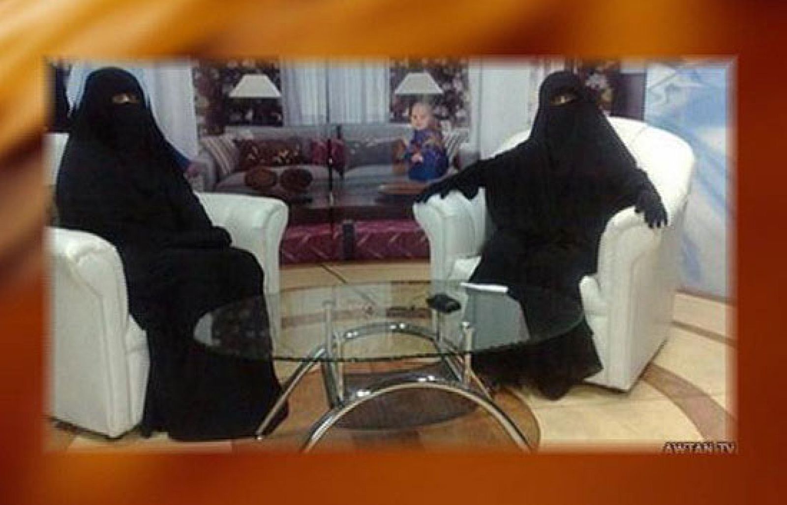 Dos presentadoras tendrán que aparecer en televisión con burka | Ver