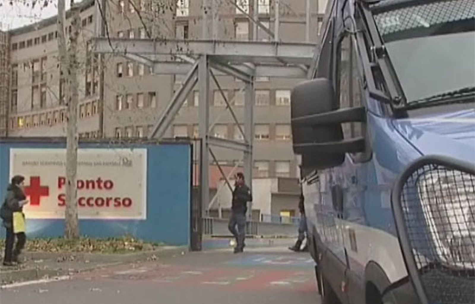 Silvio Berlusconi se queda una noche más en el hospital | Ver