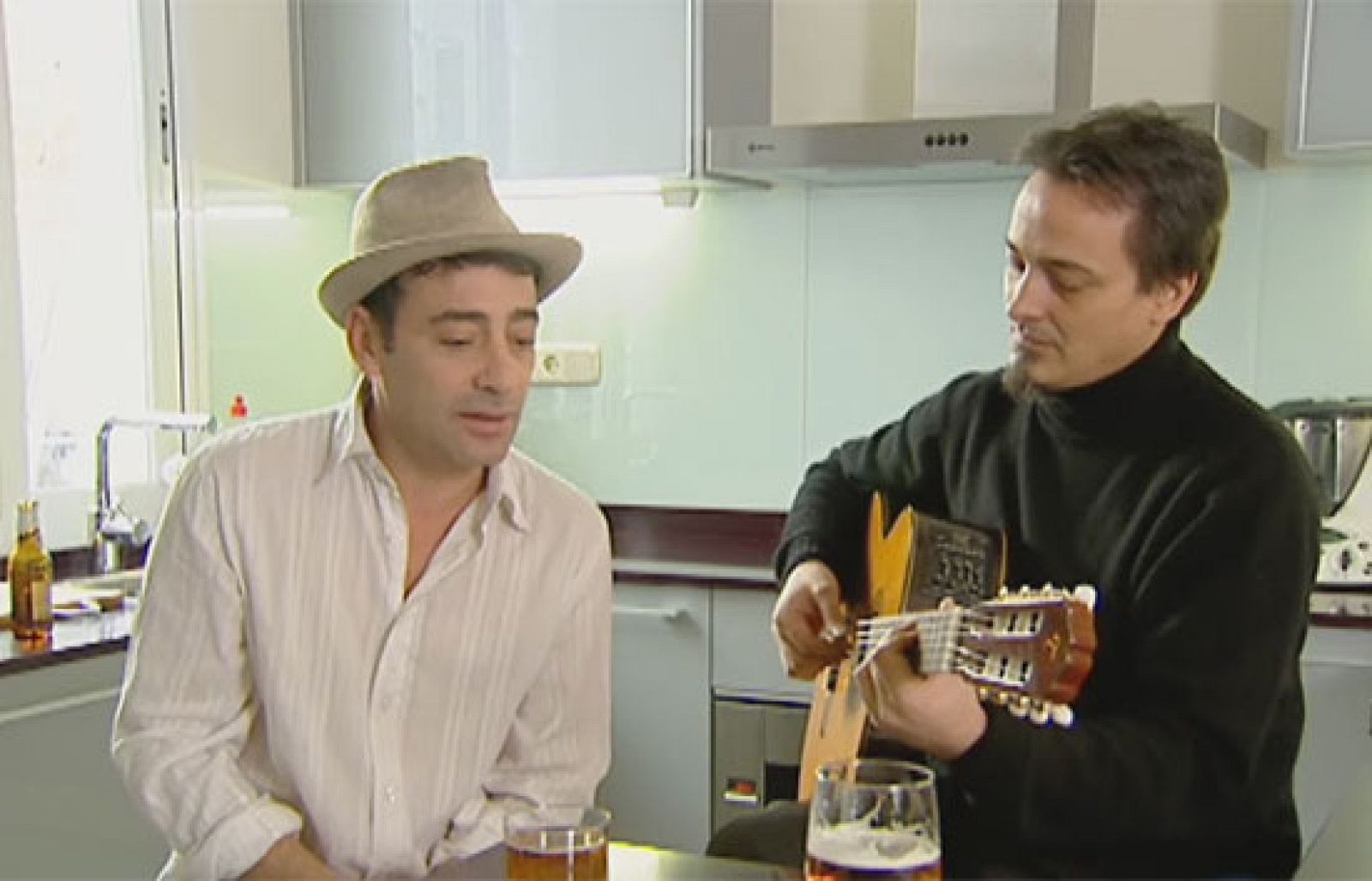 Tony Zenet alcanza el éxito con un único disco: 'Los Mares de China' | Ver