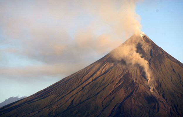  - Erupción del volcán Mayon
