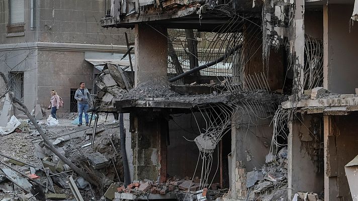 Telediario 1 - Ucrania anuncia una "operación" para sacar a los civiles de la planta de Azovstal