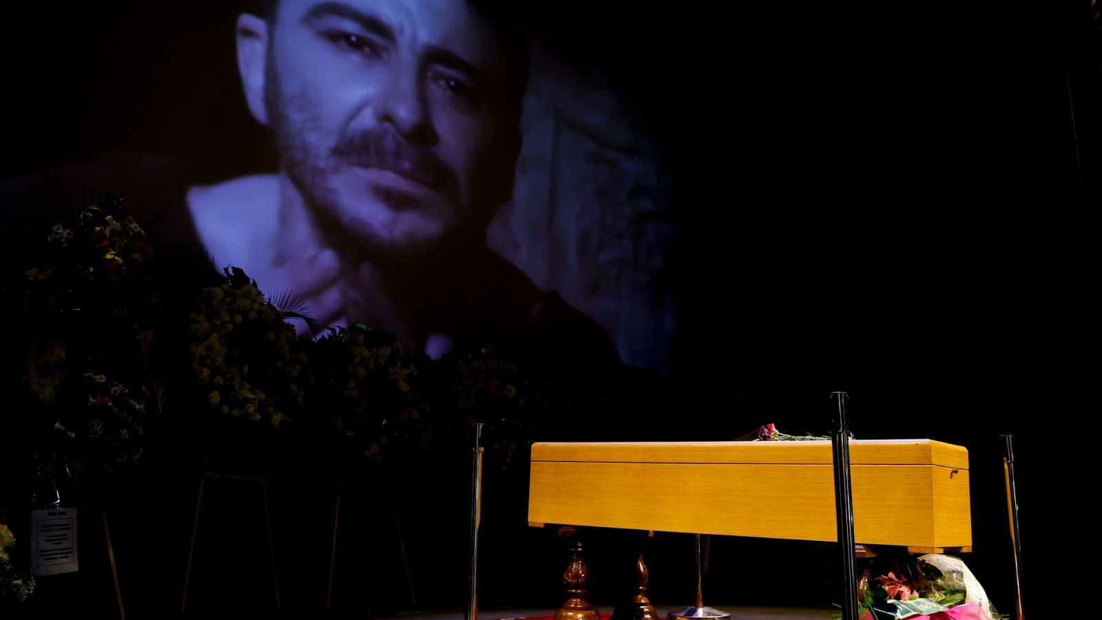 El mundo de la cultura, familiares y amigos despiden a Juan Diego | Ver