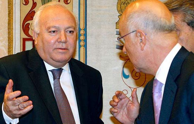 El ministro de Asuntos Exteriores, Miguel Ángel Moratinos, ha reconocido que recibió una llamada del ministros de Asuntos Exteriores marroquí un día antes de la expulsión de Aminatu Haidar, informándole de la decisión de enviar a Lanzarote a la activ