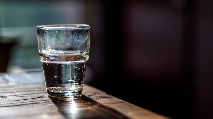 Telediario Fin de Semana - Los restaurantes tienen que servir, por ley, agua del grifo gratis