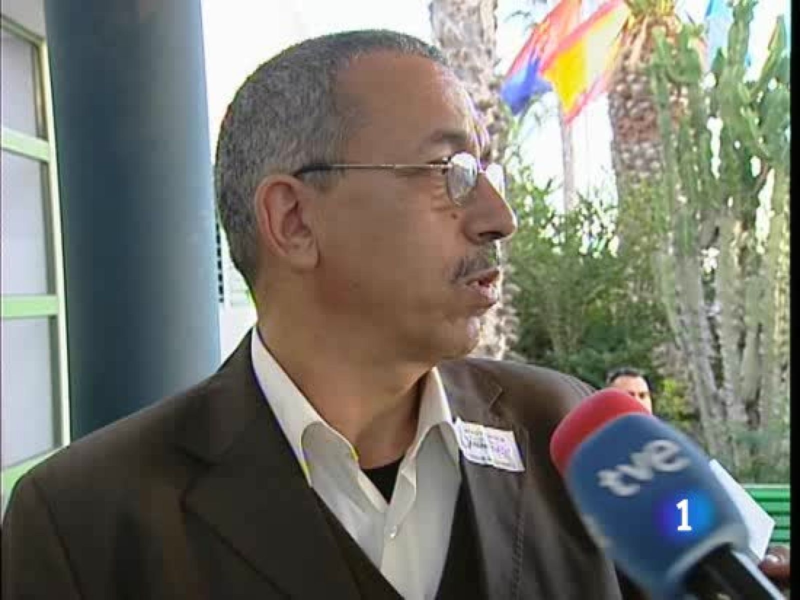 El primo de Aminatu Haidar y su abogada se pronuncian sobre la situación de la activista | Ver