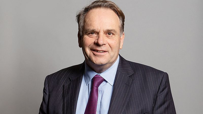 Dimite el diputado conservador que miró porno en el Parlamento británico