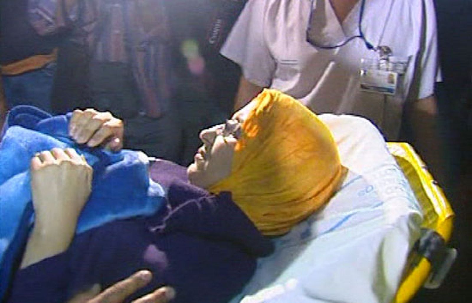 Una ambulancia traslada a Aminatu Haidar hacia el aeropuerto de Lanzarote | Ver