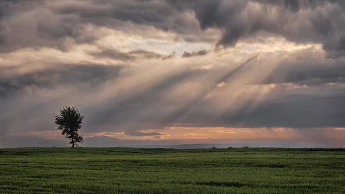 El tiempo - Se esperan intervalos nubosos en el Cantábrico oriental, alto Ebro y Pirineos con precipitaciones débiles dispersas. En Baleares probables chubascos