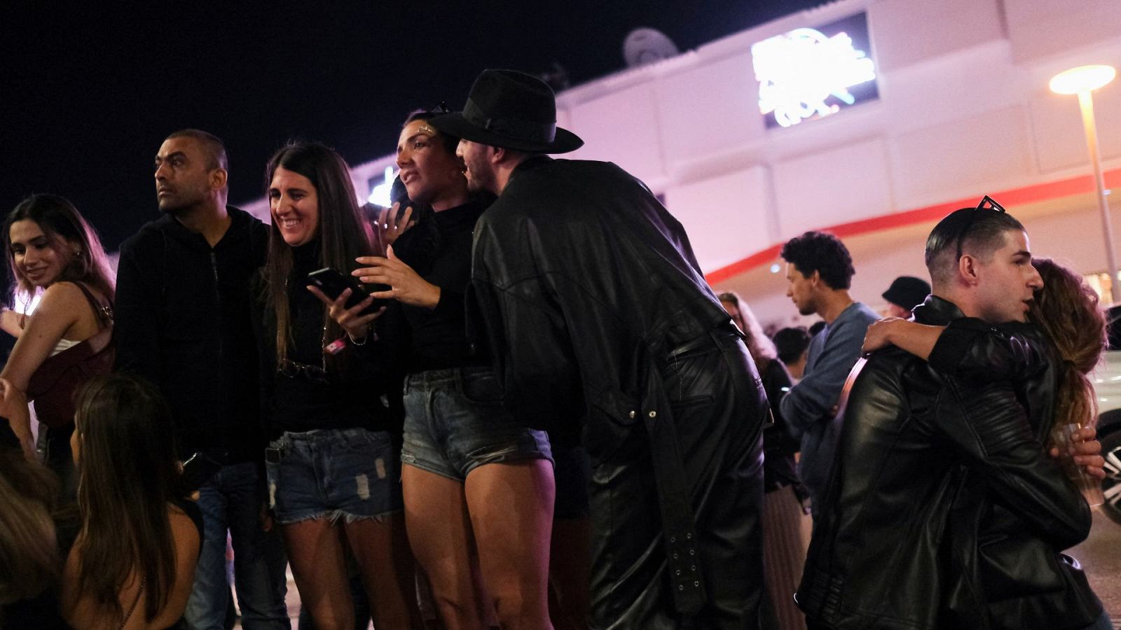 El 75% de mujeres tienen miedo a sufrir una agresión de noche - La tarde en 24h | Ver